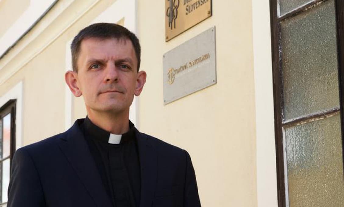 Konferencia biskupov Slovenska upozorňuje na alternatívne weby, varuje pred „spochybňovačmi“ očkovania.