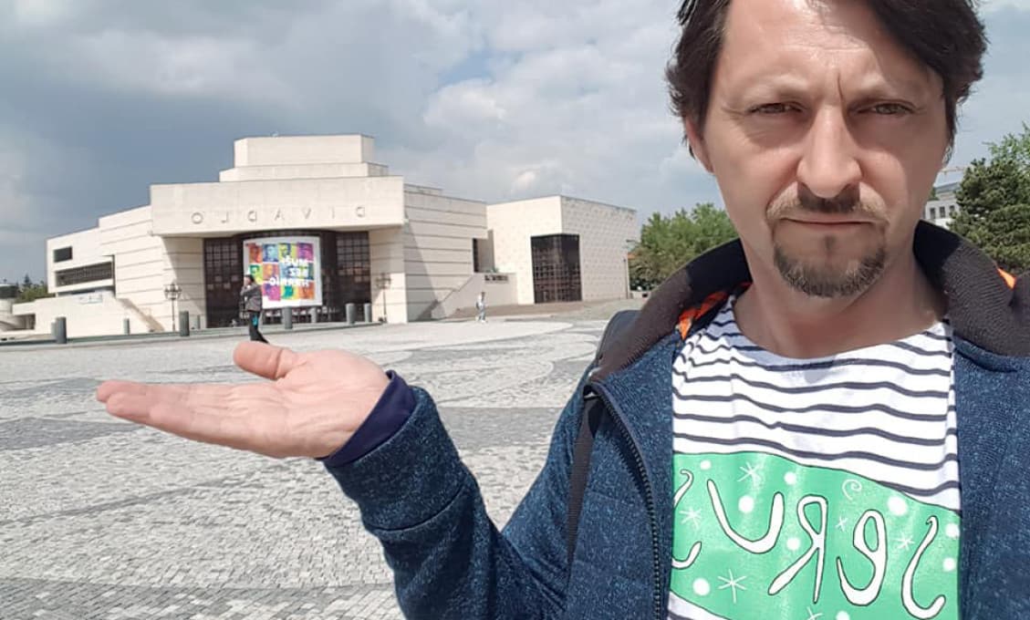 „Namiesto toho, aby robil čo má, tak sa stará o Facebook,“ naložil premiérovi herec Latinák