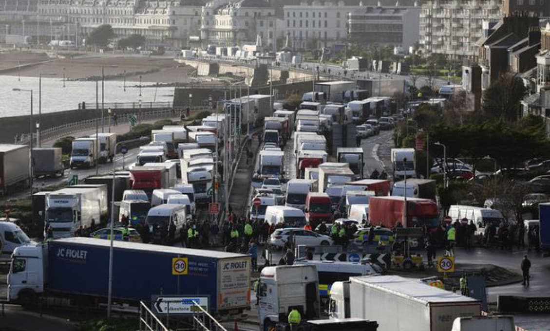 Europoslanec Uhrík: vláda sa vykašľala na vodičov, ktorí uviazli na britských hraniciach