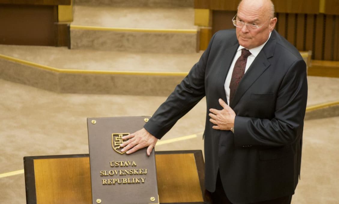 Poslanec Smeru vyzýva ľudí, aby sa dali očkovať. Ide proti Ficovi