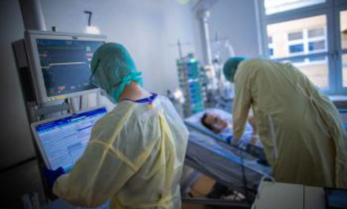 Nemeckým ošetrovateľkám podali omylom päťnásobnú dávku očkovacej látky
