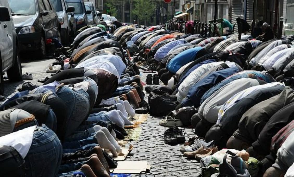 Macron dal francúzskym moslimom dva týždne na to, aby sa vzdali politického islamu