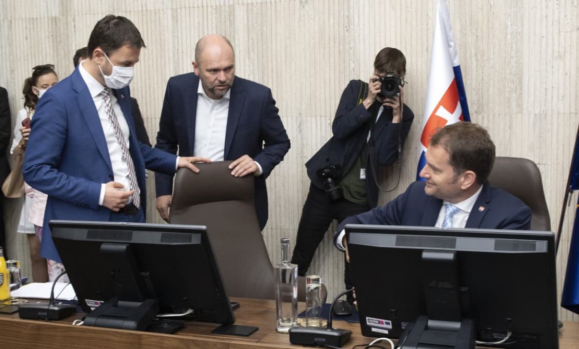 Popoludní mimoriadne zasadne vláda, má zrušiť tzv. stretávanie sa v bublinách