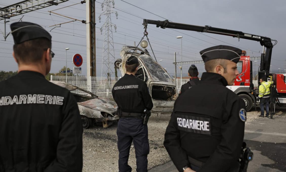 Silvestrovské zvyky vo Francúzsku neobmedzil ani lockdown. Podpálili rekordných 1,5-tisíc áut