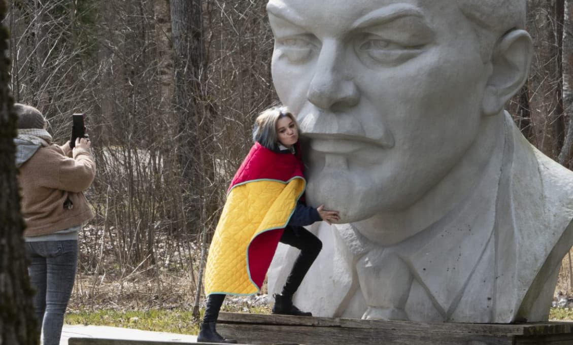 Lenina zachránil ... kapitalizmus! Turisti jeho sochy proste milujú