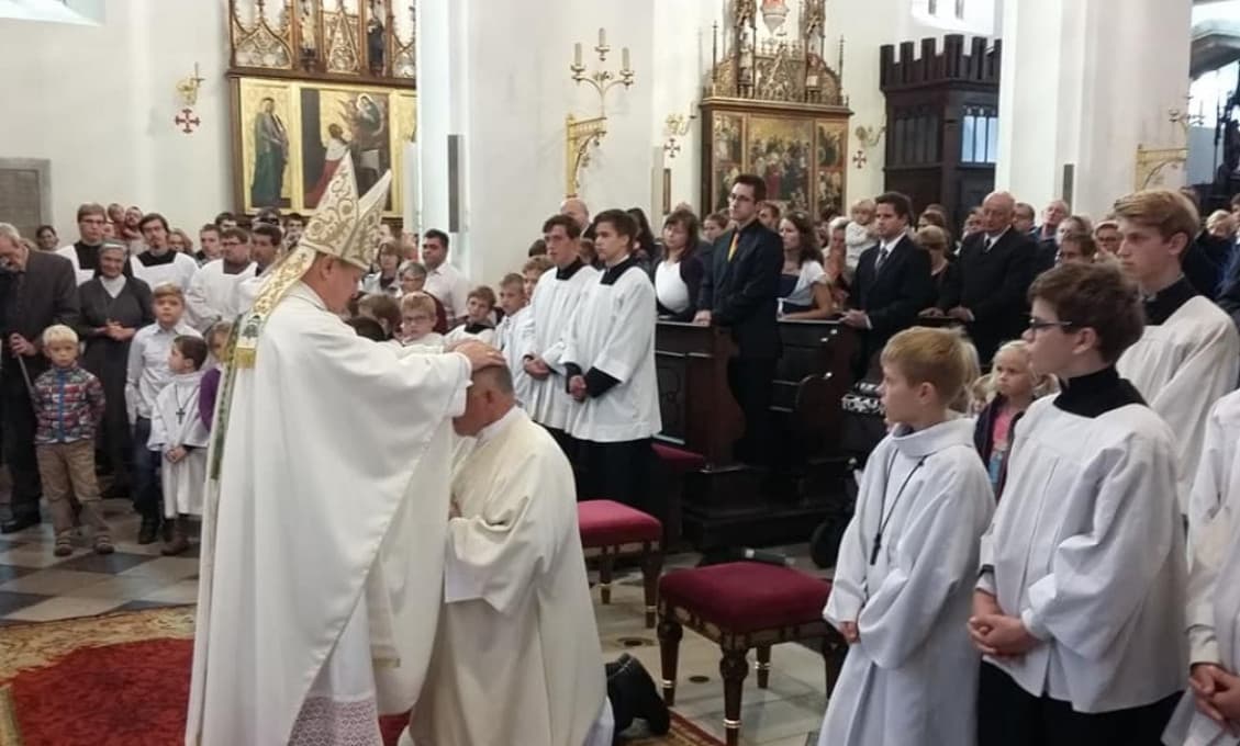 Ako pandémia zmenila bohoslužby? Teraz si stihnete aj ošúpať zemiaky, smeje sa kňaz