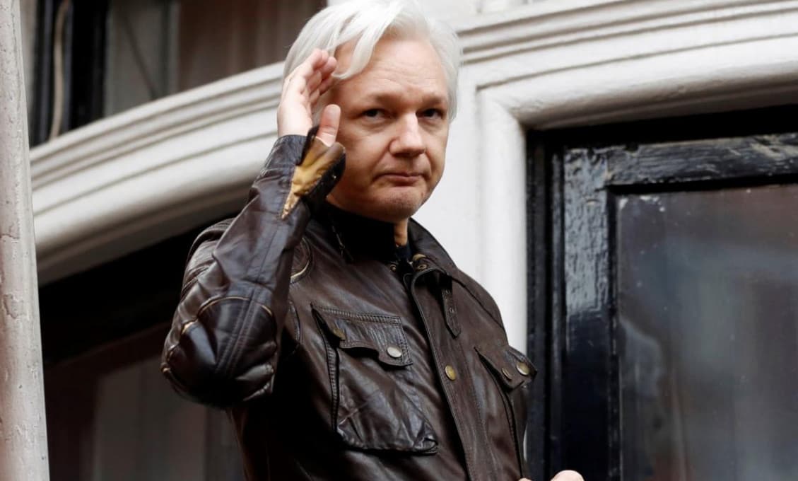 Britský súd zamietol prepustenie Assangea na kauciu, zakladateľ WikiLeaks zostáva vo väzení