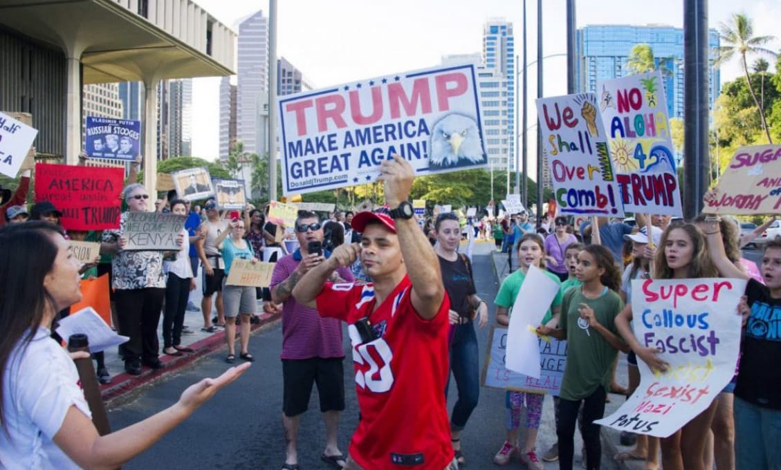 Trumpovi prívrženci sa pokúsili vniknúť do Kongresu, potvrdenie Bidena ako prezidenta museli odložiť