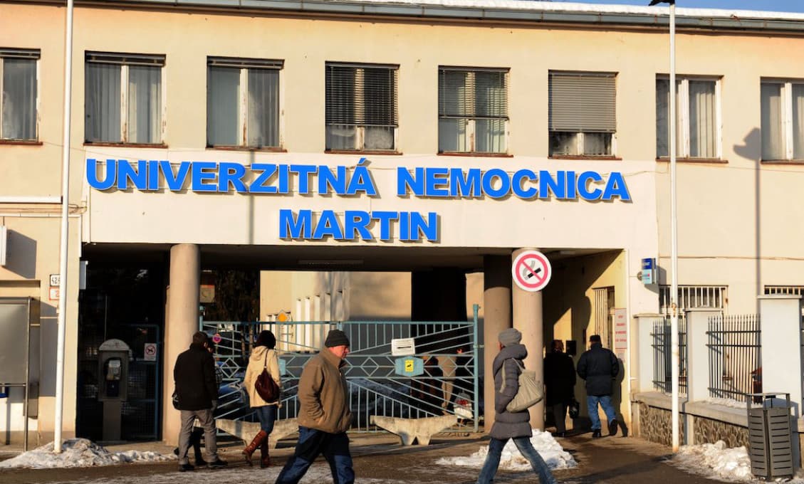 Pacienti v bolestiach čakajú na operácie, nemocnice na nich údajne nemajú kapacitu, čas ani miesto