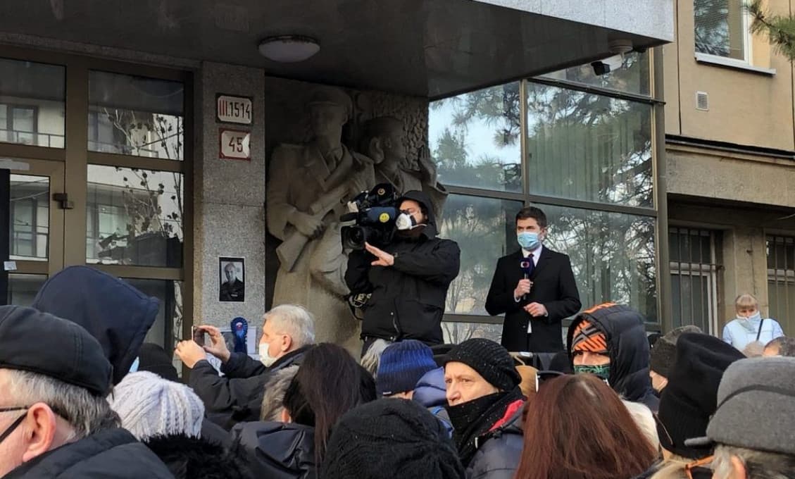 Boli sme na spomienke pred policajným prezídiom. Ľudia plakali a modlili sa za generála (FOTO, VIDEO)