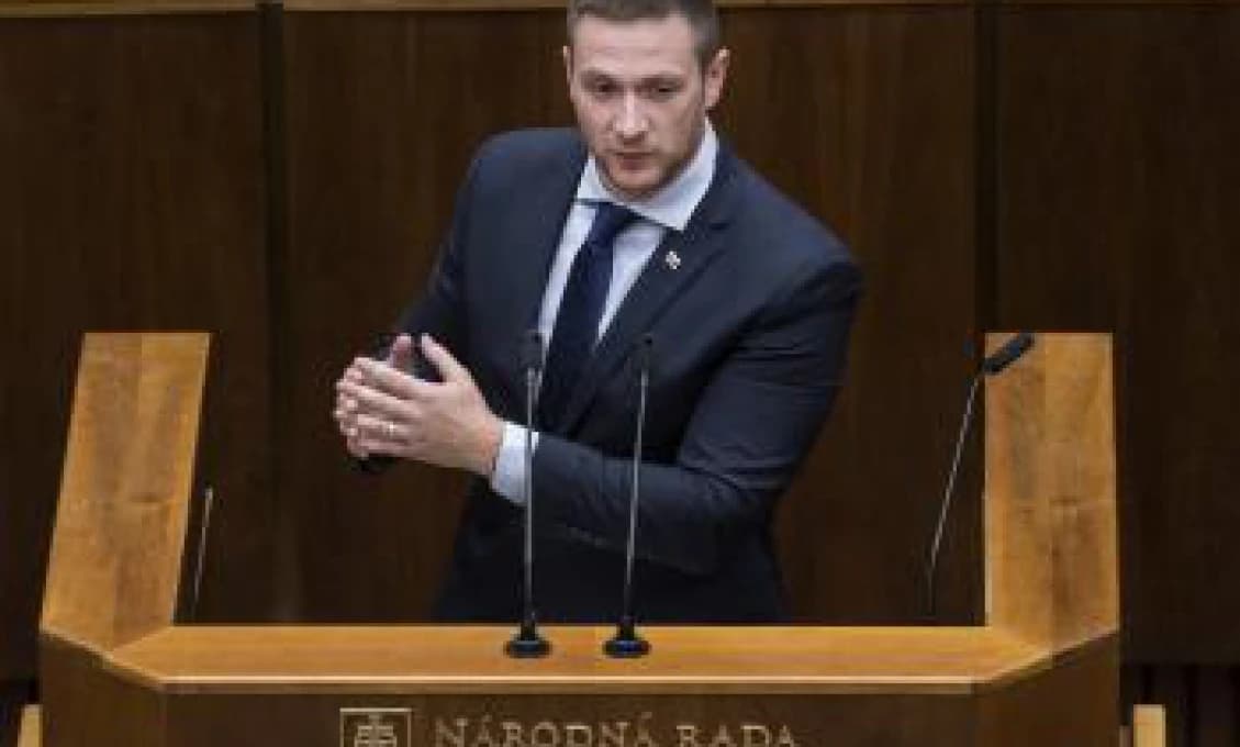 Uhrík: Ľudí bije, pánov kryje! Hlavný hygienik je bábka a poskok papalášov