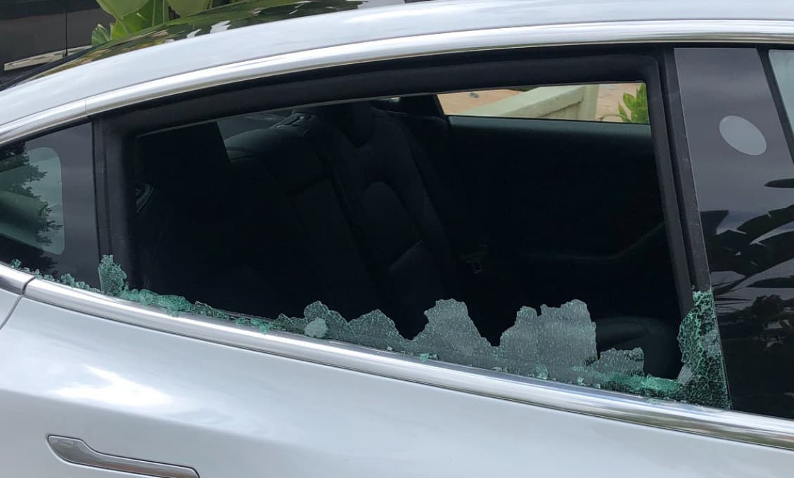 Tesla rieši ďalší problém. Niekoľkými majiteľom samovoľne praská rovnaké sklo