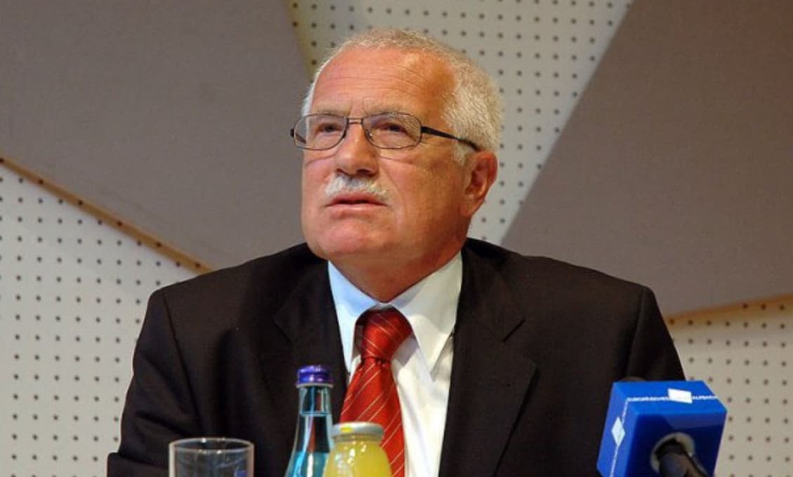 Václav Klaus sa vydal na obed napriek zákazu a bez rúška
