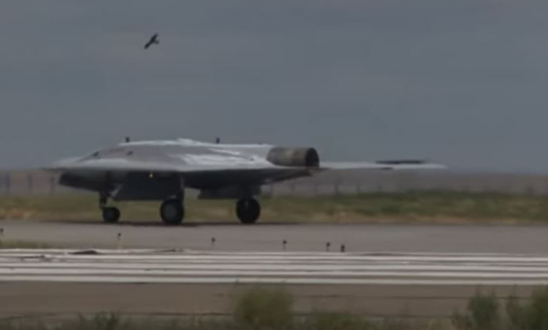 Rusko testuje bezpilotný ťažký bombardovací dron Dobrovoľník (video)