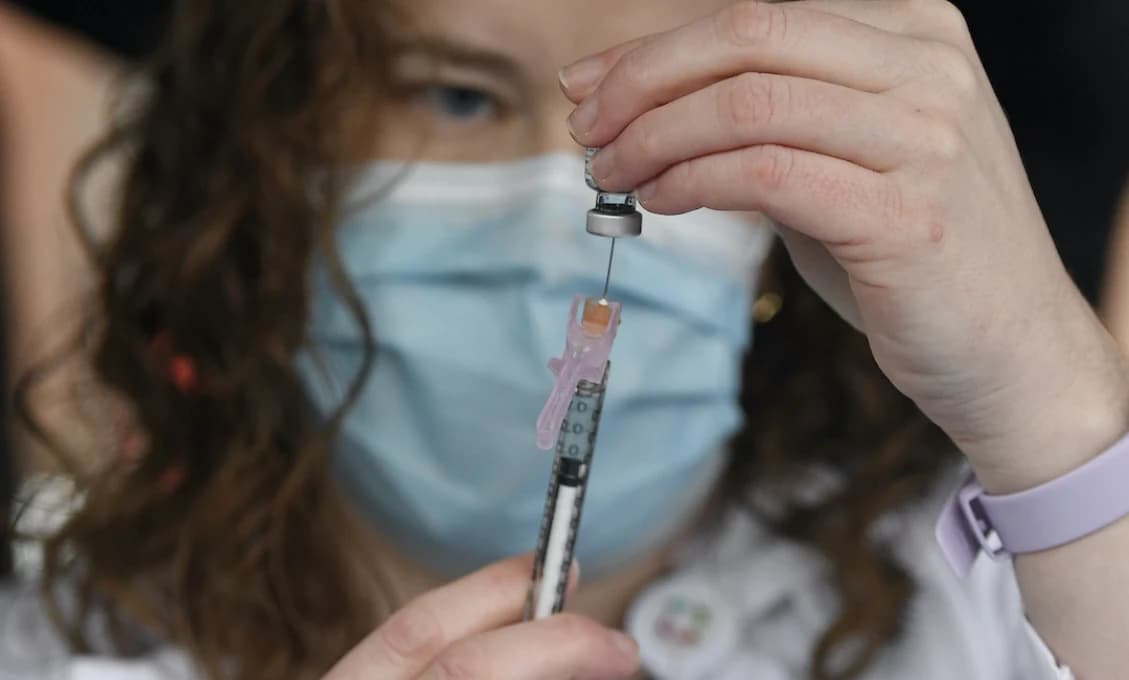 Po 23 úmrtiach v Nórsku žiada Čína zastavenie podávania vakcíny Pfizer starším ľuďom