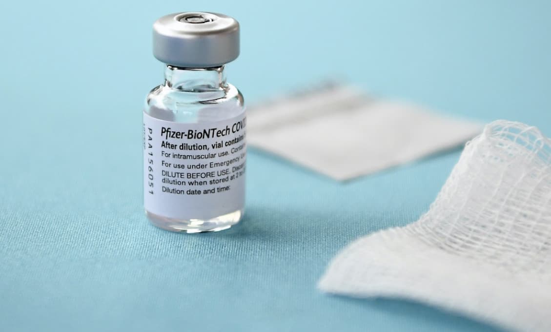 Je to vôbec vakcína? pýta sa Pfizeru ruský senátor