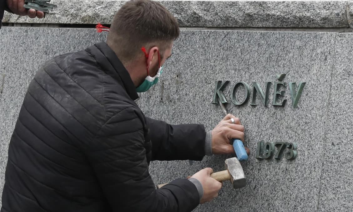 EÚ, vrátane Slovenska, toleruje poškodzovanie symbolov víťazstva nad nacizmom i pochody veteránov SS (Martin Urban)