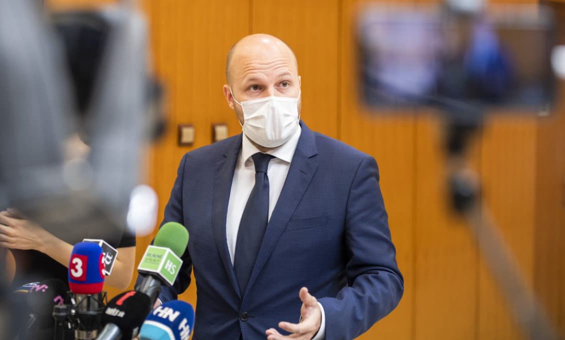 Ministri lietajú cez Slovensko, aby sa predviedli pri otvorení mosta. Prázdne autá za nimi valia po diaľnici