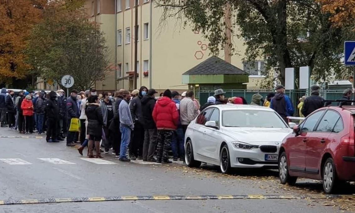 Analytici odhovárajú premiéra od plošného testovania. „Viac ľudí nakazíte,“ vravia smutne
