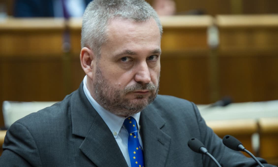 Dostál: Zabudol Žilinka, že chcel protiextrémistické oddelenie zachovať, alebo zase raz klamal?