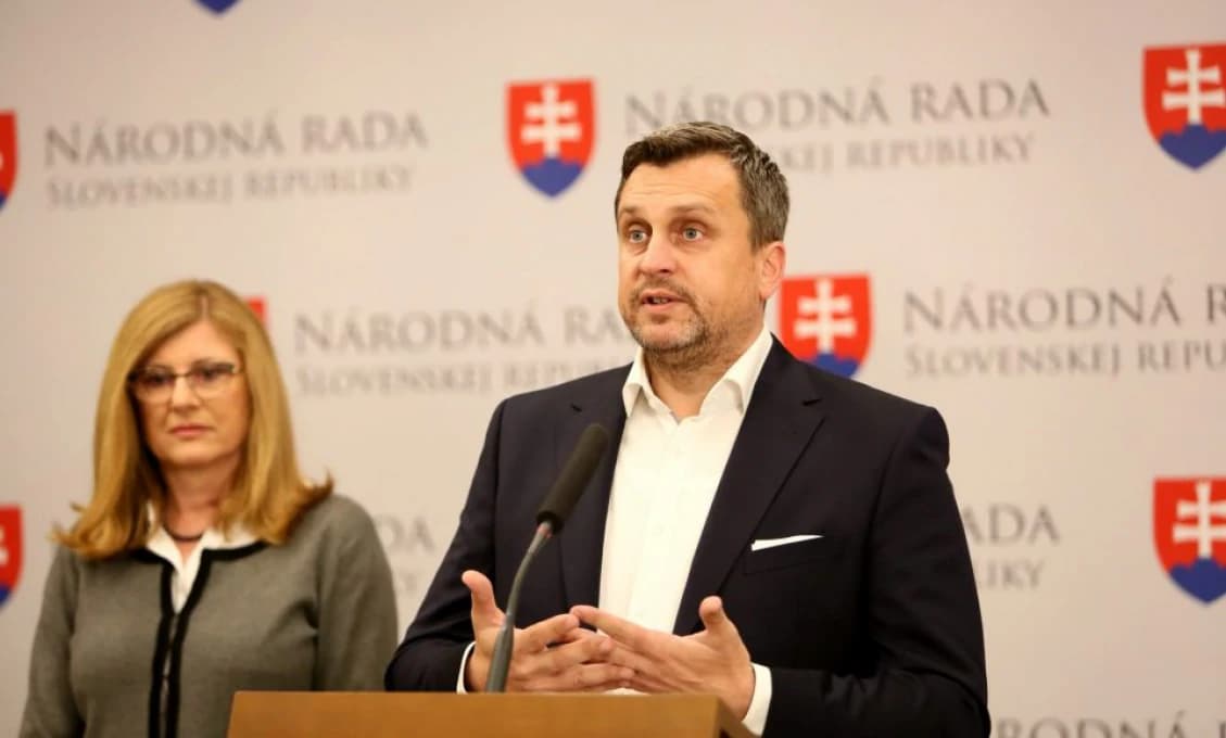 Poľsko: Zrážka vlaku s osobným autom si vyžiadala piatich mŕtvych