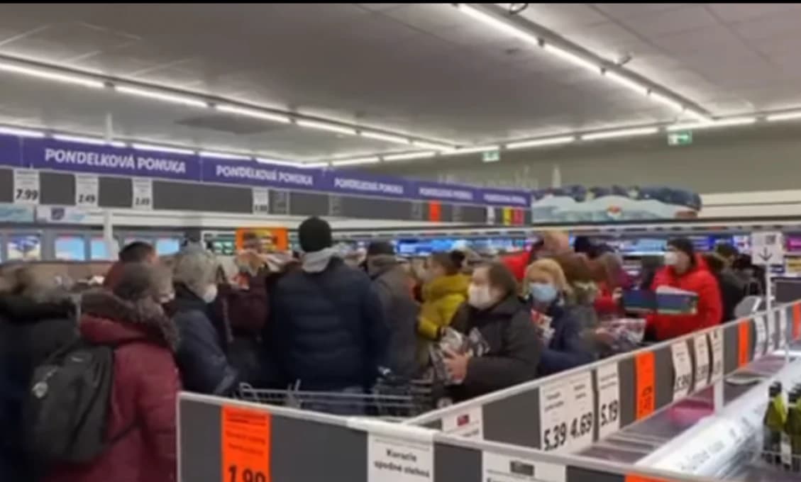 "Ušetrím euro, dostanem Covid": V Lidli vypukol boj kvôli lacným respirátorom (VIDEO)