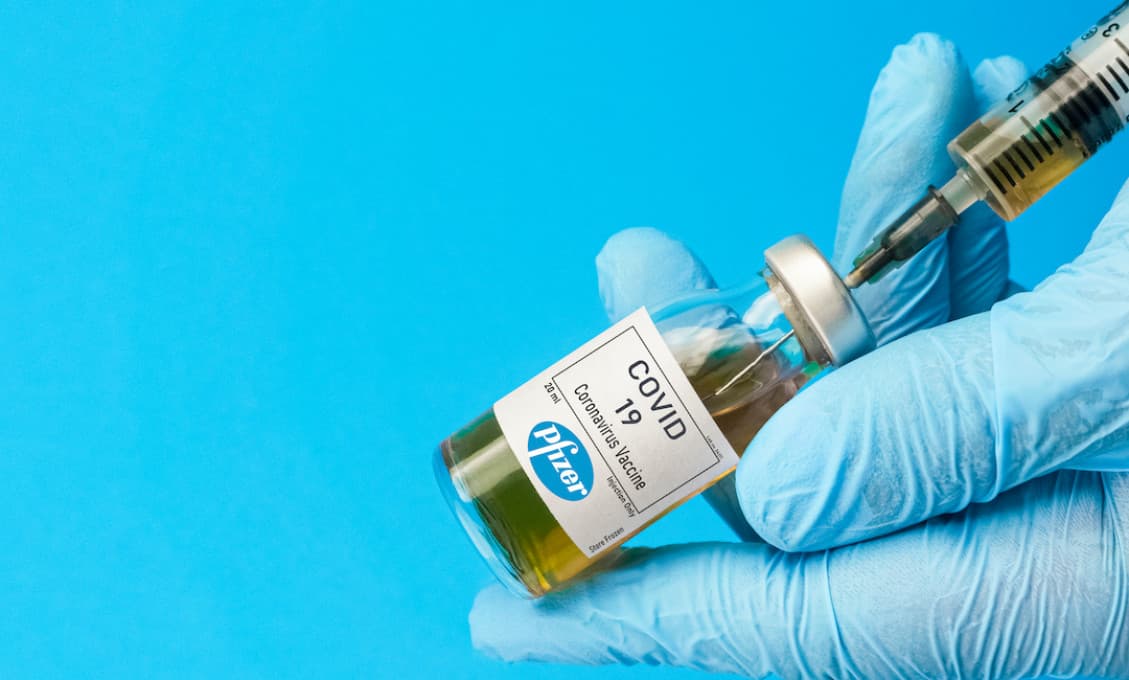 EÚ bude kontaktovať spoločnosť Pfizer kvôli opätovnému zníženiu dodávok vakcín