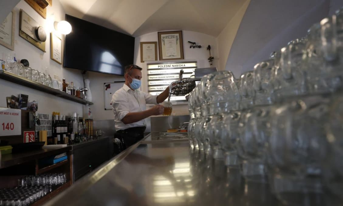 V Čechách otvorili stovky barov a reštaurácii napriek zákazu, slovenské gastro reaguje tiež