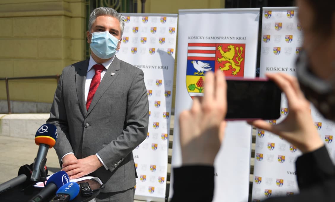 Mikulec s Naďom slávnostne odovzdali do užívania nepoužiteľný most. Vinu zvaľujú na župana
