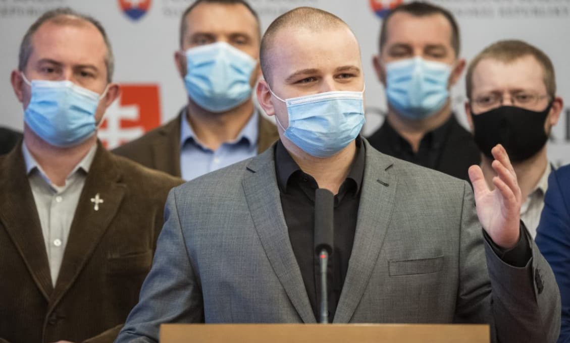 Kotleba na kolenách? Stranu opúšťajú Uhrík, Mazurek a štyria ďalší poslanci!