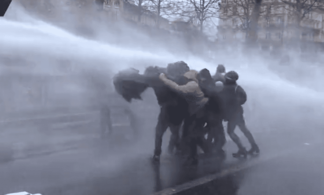 V Paríži to znova vrie (VIDEO)