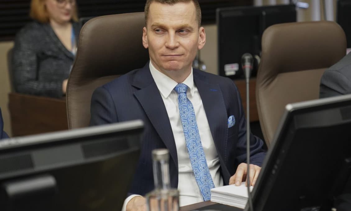 Transparentnosť v praxi: Úrad pre verejné obstarávanie je v konflikte s vicepremiér pre legislatívu Holým
