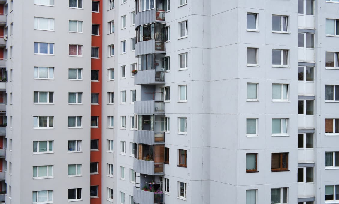 Pani Jolane robí suseda zo života peklo. Neustálym zápachom trpí celý panelák