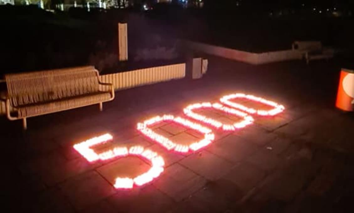 Strana Hlas v noci zapálila 5000 sviečok za mŕtvych, ktorých má údajne na svedomí Matovič