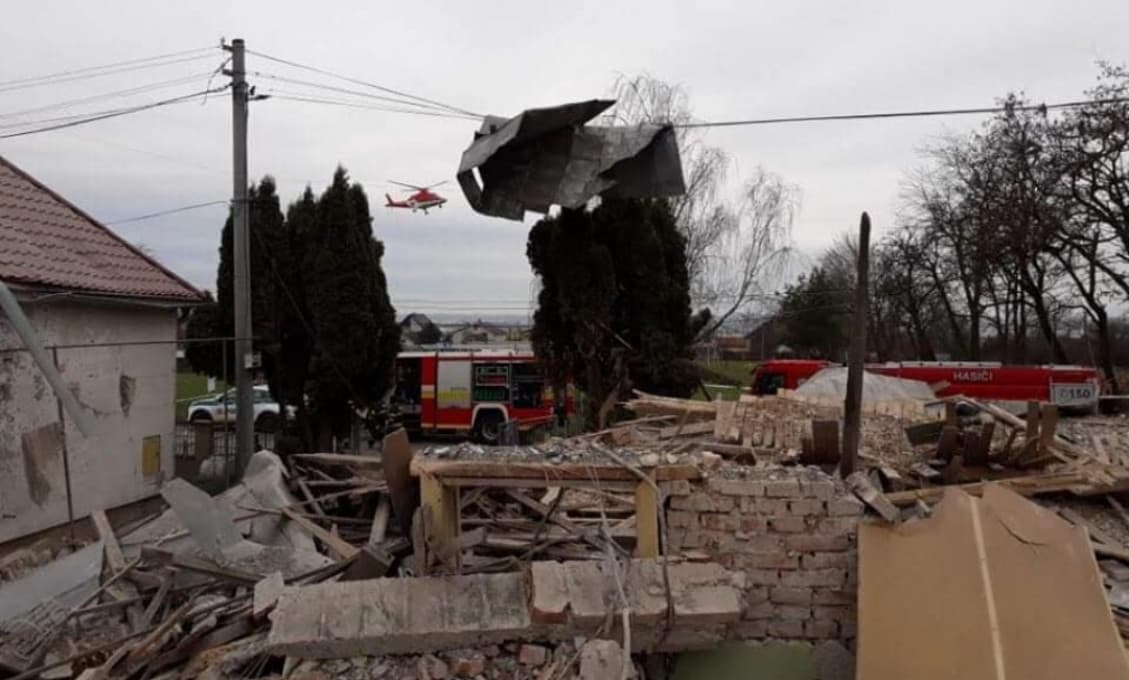 Starostke po výbuchu v Bánovciach ostali len oči pre plač. Okrem jej domu sú zničené mnohé v okolí