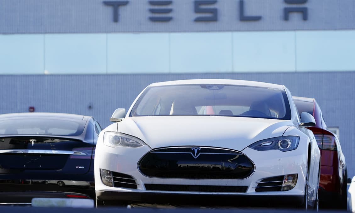 Tesla musela Model 3 vyrábať tak rýchlo, že nestihol zaschnúť lak