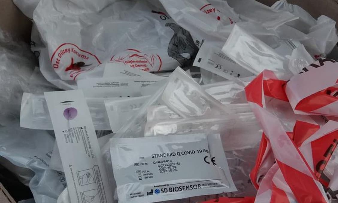 Škandál: V Púchove sa povaľuje na ulici odpad z testovania!