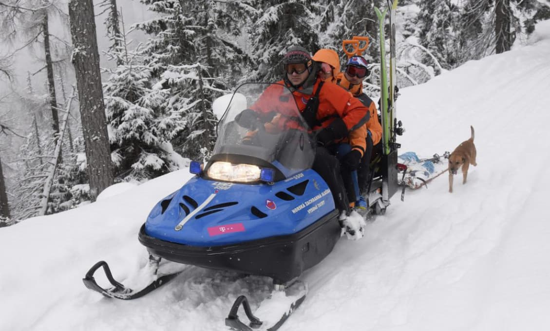 Lavína v Západných Tatrách strhla troch skialpinistov, dvaja neprežili (AKTUALIZOVANÉ)