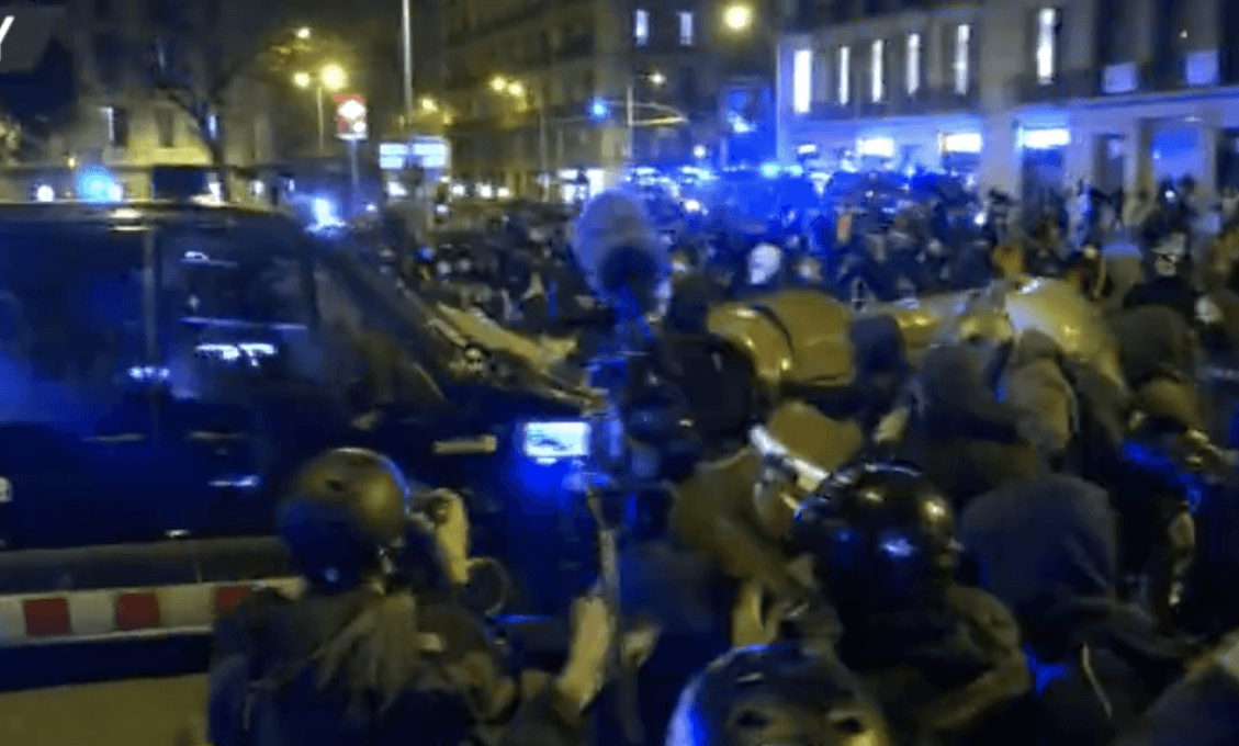 Po zatknutí rappera už dve noci v uliciach Barcelony zúri násilie (Video)