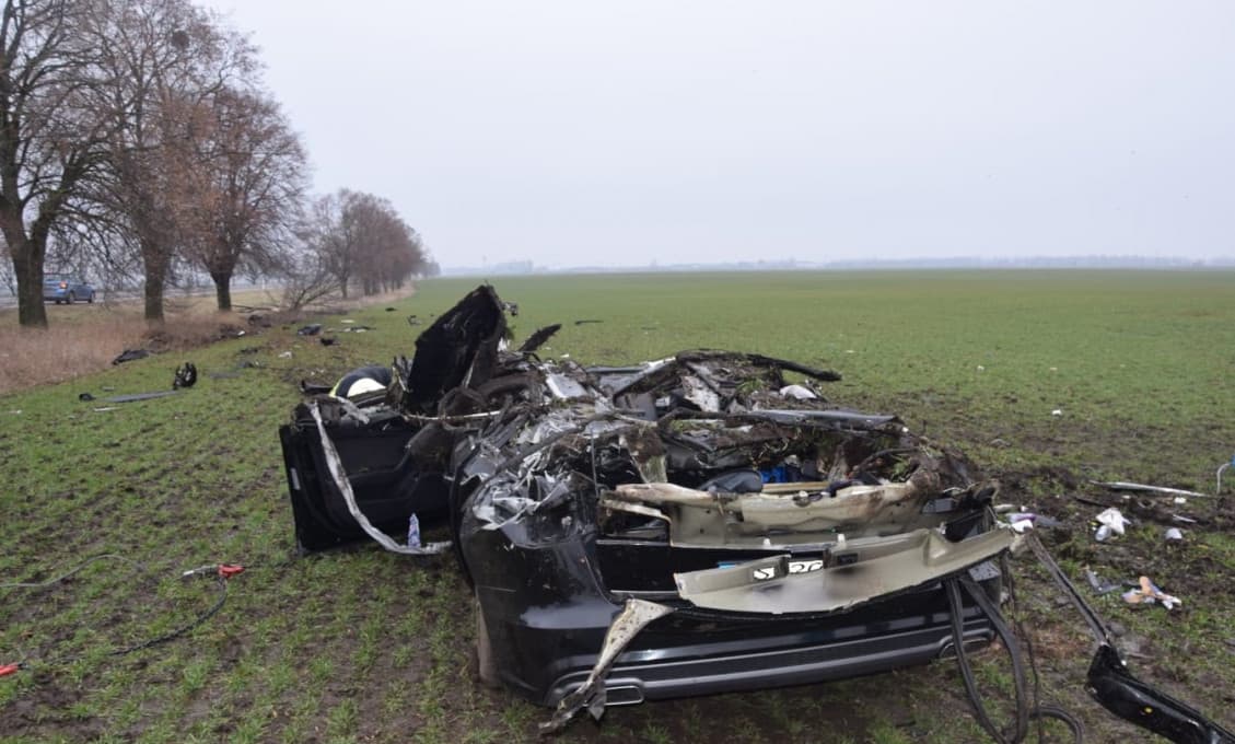 Pri Nových Zámkoch sa dnes stala k tragická autonehoda. Zahynuli tri osoby (FOTO)