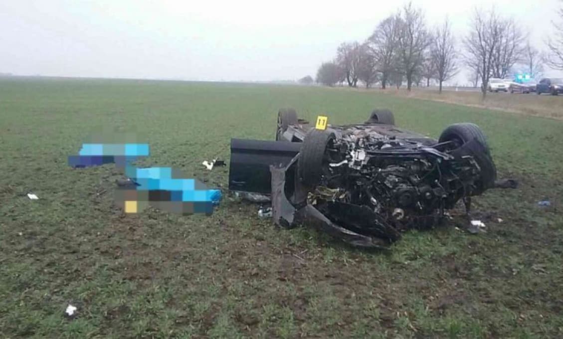V aute smrti, kde zomreli traja ľudia, našli policajti niečo, čo nečakali