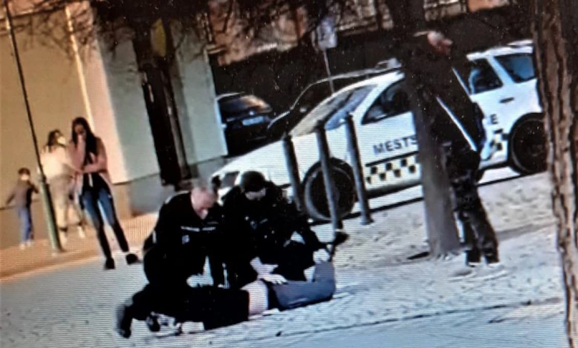 Brutálny zásah českých policajtov proti 14-ročnému tínedžerovi bez rúška
