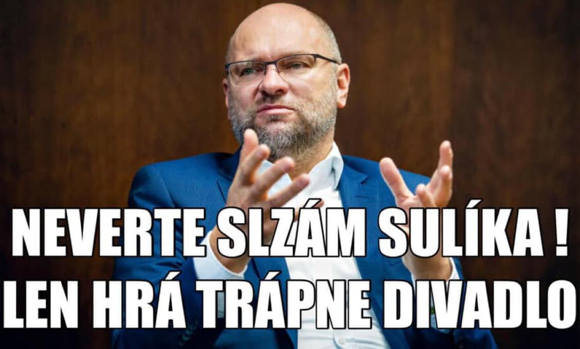 Sulík hrá len trápne divadlo. Teplé miestečko je mu milšie ako životy ľudí, tvrdí Erik Tomáš