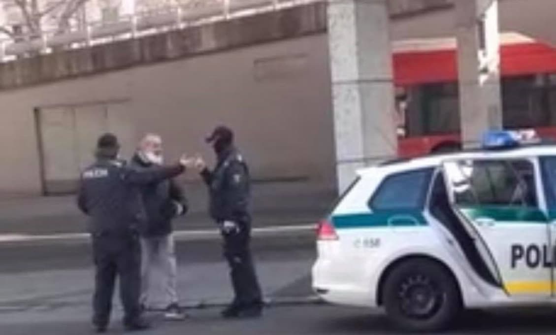 Polícia k videu: Zadržaný muž boli voči hliadke arogantný a nechcel spolupracovať
