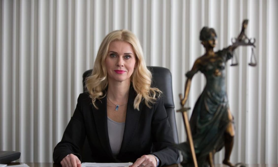 Monika Jankovská sa môže usmievať. Súd ju pustil na slobodu! A s ňou aj sudcu Molnára