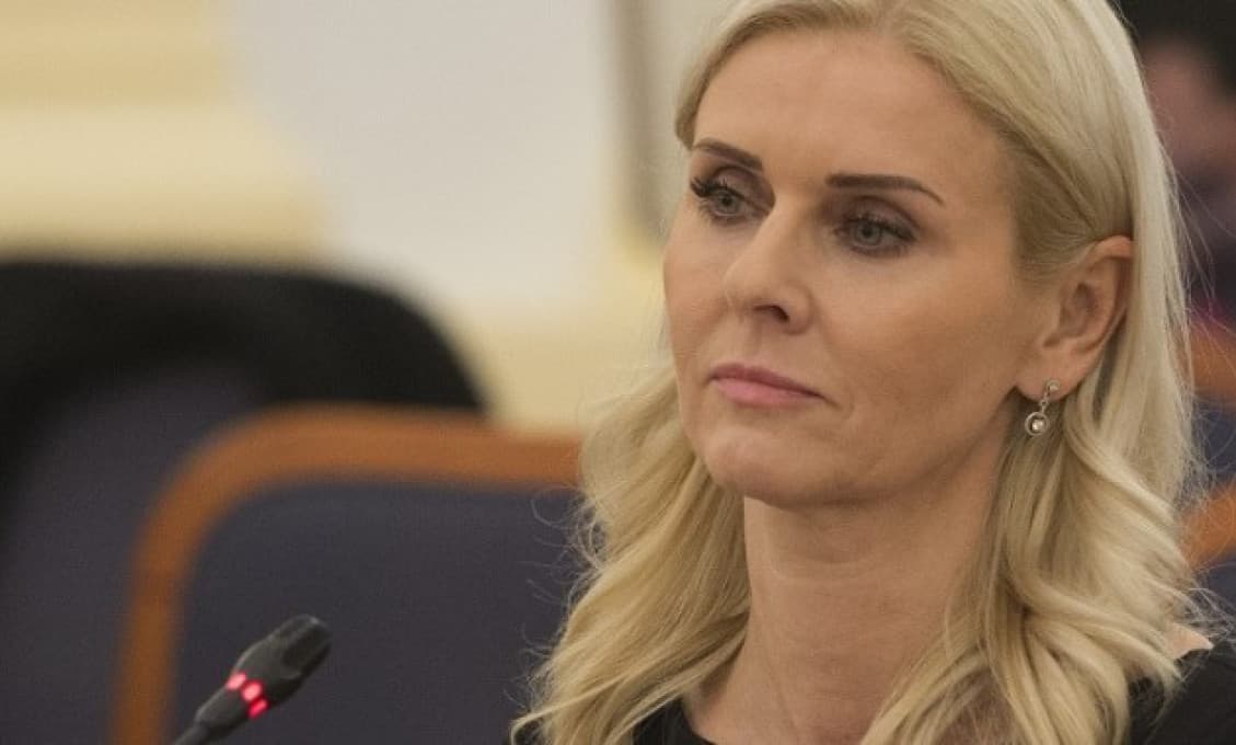 Jankovská sa správa ako statočná žena. Kajúcnici zatiaľ sedia doma ženám pri sukniach