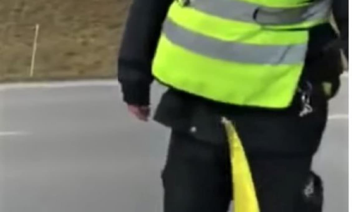 Paráda: Vodič pri kontrole vytiahol na policajtov meter, aby dodržiavali od neho odstup!