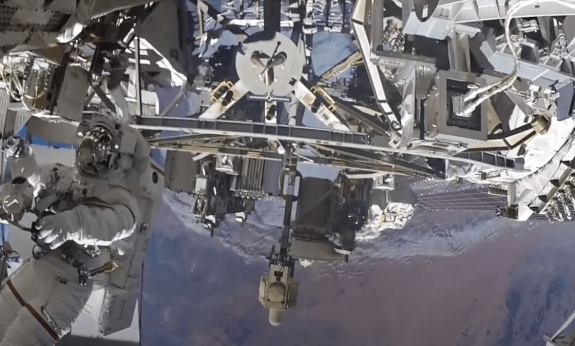 Ruský kozmonaut na ISS vyriešil niekoľkomesačný problém vedcov - vzal vŕtačku a tmel a trhlinu utesnil