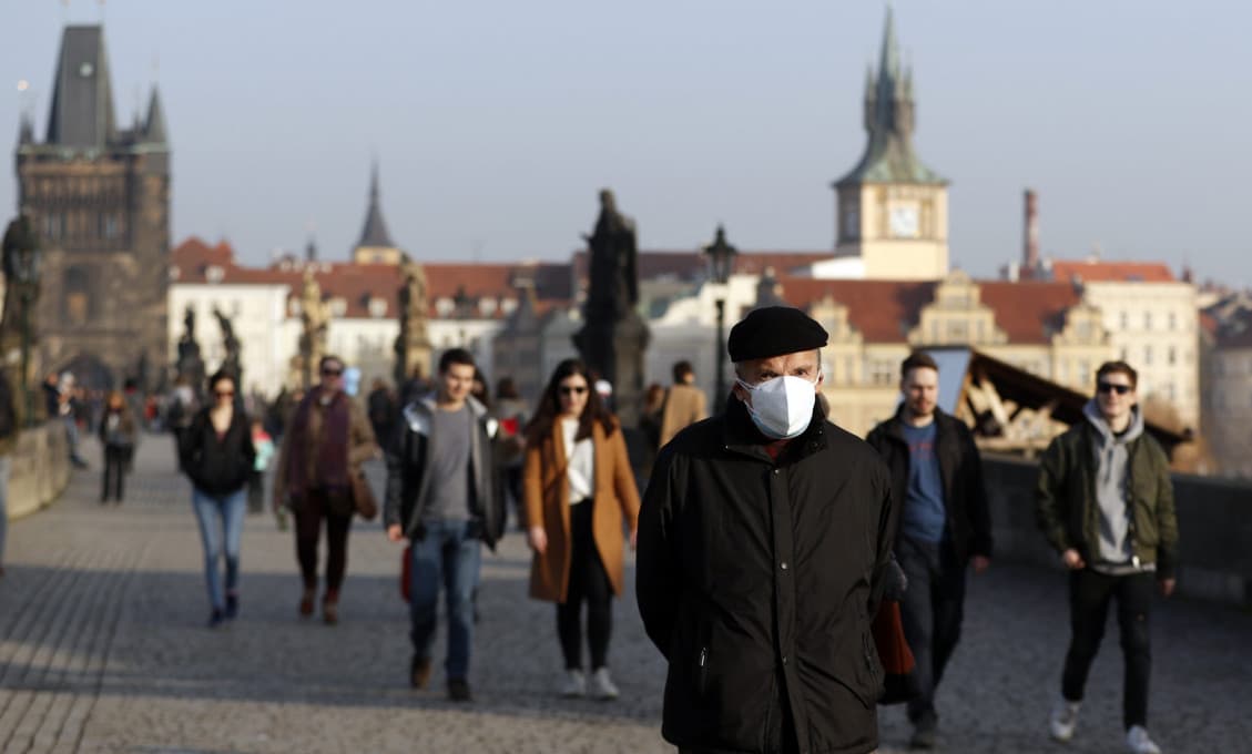 Česká polícia zadržala na protestoch odporcov pandemických opatrení 17 ľudí