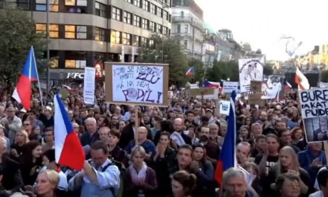 Brutálny zásah počas protivládnej demonštrácie v Prahe. Policajti pri ňom mužovi zlomili ruku (VIDEO)